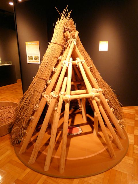 竪穴式住居の構造模型